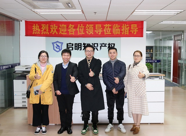 溫州商會新生代聯(lián)合會會長周玲衛(wèi)、秘書長姜皓等一行蒞臨公司考察交流